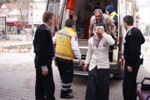 &Ouml;fkeli yeğen amcasına k&uuml;rekle saldırdı