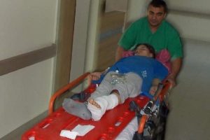 Okul &ccedil;ıkışı 2 &ouml;ğrenciye otomobil &ccedil;arptı