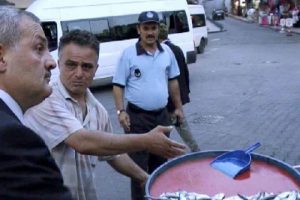 Zabıta m&uuml;d&uuml;r&uuml;ne bı&ccedil;aklı saldırı