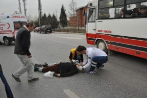 Karşıdan karşıya ge&ccedil;erken araba &ccedil;arptı