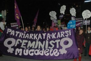 Feminist kadınlar kadın cinayetlerini protesto etti