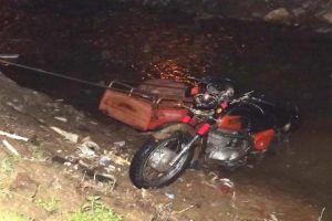 Motosikleti ile dereye u&ccedil;tu