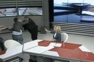 Canlı yayında yumruklar konuştu!