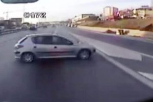 Otoyoldaki kaza otob&uuml;s kamerasında