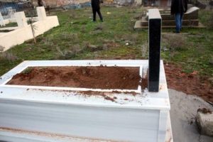 El yapımı el bombasını mezara g&ouml;md&uuml;ler