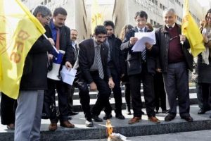Memurlar adliye &ouml;n&uuml;nde maaş bordrolarını yaktı