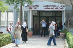 Baş&ouml;rt&uuml;l&uuml; kız &ouml;ğrencileri derse almayan Prof'a hapis