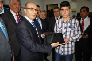 &Ouml;ğrenciler tablet bilgisyarlarına kavuştu