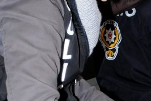 Vatandaş, darp edilmek &uuml;zere olan polisi kurtardı