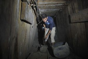 Gazze t&uuml;nelleri suyla kapatılıyor