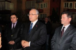Vali'den &ouml;ld&uuml;r&uuml;len taksicinin evine taziye ziyareti