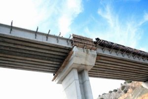 Hızlı tren inşaatından d&uuml;şen iş&ccedil;i ağır yaralandı