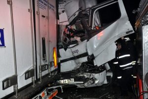 TIR'da sıkışan şof&ouml;r&uuml; itfaiye kurtardı