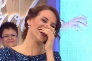 Esra Erol'a eşinden canlı yayında 14 Şubat s&uuml;rprizi!