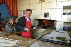 Vali fırının başına ge&ccedil;ti
