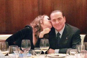 Berlusconi'den Sevgililer G&uuml;n&uuml; &ouml;p&uuml;c&uuml;ğ&uuml;