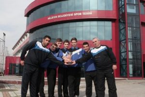Nil&uuml;fer Belediyespor atletizmde kupaya doymuyor