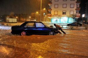 "Suya dalıp oğlumu &ccedil;ıkardım, kızıma ulaşamadım"
