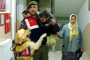 Kaybolan işitme engelli &ccedil;ocuğu iz takip k&ouml;peği 'Aza' buldu