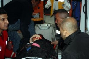 Otomobilin &ccedil;arptığı motosikletli &ouml;ld&uuml;
