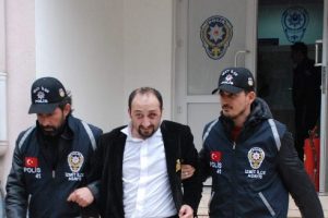 &Ouml;nce ailesine, sonra doktorlara saldırdı
