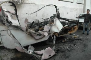Evsiz vatandaşı d&ouml;v&uuml;p, yaşadığı aracı yaktılar