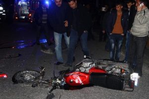 Otomobille motosiklet &ccedil;arpıştı