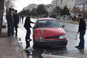 Kaygan zeminde 4 araca &ccedil;arparak durabildi