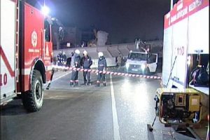 Vin&ccedil; taşıyan kamyon &uuml;st ge&ccedil;idi yıktı