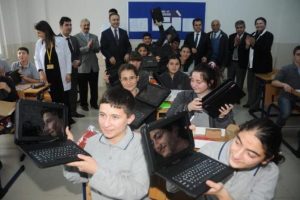 &Ouml;ğrenciler tablet bilgisayarlarına kavuştu
