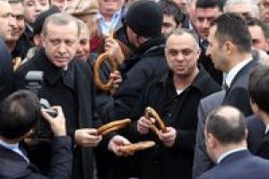Başbakan vatandaşa simit dağıttı