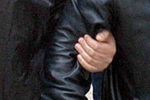 Eşini balkondan atan kişi tutuklandı