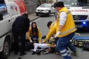 Minib&uuml;s&uuml;n altında kalan kızı vatandaş kurtardı