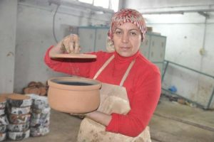 Ekmeğini elinin &ccedil;amuruyla kazanıyor