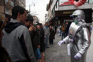 Bu robotu g&uuml;ld&uuml;rene jip hediye