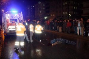 Karşıya ge&ccedil;meye &ccedil;alışırken iki otomobil &ccedil;arptı