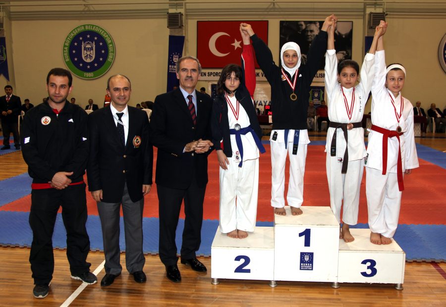 K&uuml;&ccedil;&uuml;k karateciler kış kupası i&ccedil;in ter d&ouml;kt&uuml;