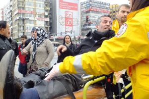 Otob&uuml;ste yer kavgasında bacağı kırıldı