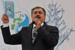 Plaket yerine 10 fidan dikin