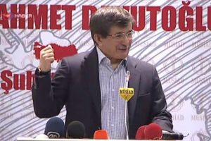 Davutoğlu anılarıyla dinleyenleri g&uuml;ld&uuml;rd&uuml;