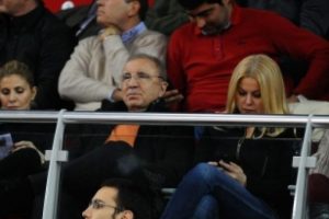 &Uuml;nal Aysal takımını yalnız bırakmadı