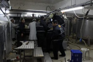 Elini boza yapma makinesine kaptırdı