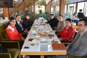 Şahin'den başarılı sporculara moral yemeği