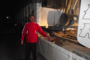 TIR'ın yakıt deposunu boşalttılar