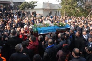 Arkadaşları Erdem'i g&ouml;zyaşları ile  uğurladı