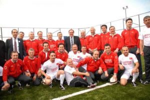 Futbolun efsane isimleri sahaya indi
