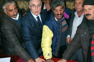 CHP'li vekil Kuran'a el bastı...