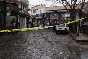 Kimlik soran polise ateş a&ccedil;ıp ka&ccedil;tılar