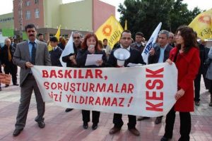 &Ouml;ğretmenlerin g&ouml;zaltına alınmasına tepki