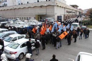 Samsun'daki olaylar Ak Parti İl Binası &ouml;n&uuml;nde protesto edildi